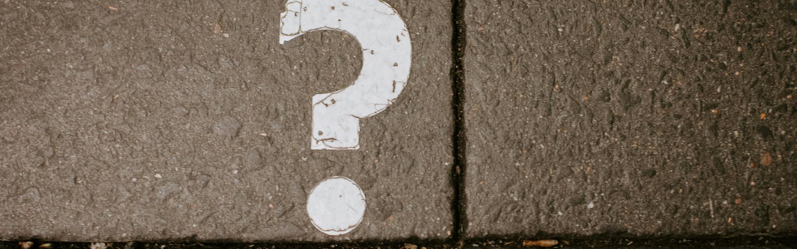 바닥에 그려진 물음표